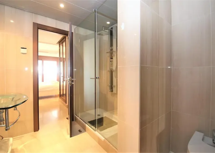 East Mia إِستيبونا